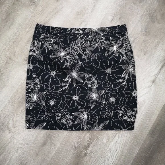 Encore Ladies Size 18 Black & White Flower Patterned Straight Fit Skirt - Picture 1 of 9